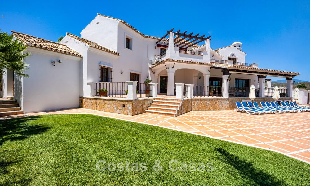 Villa de luxe de style andalou entourée de verdure sur un grand terrain à Marbella - Estepona 56306