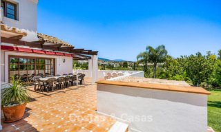 Villa de luxe de style andalou entourée de verdure sur un grand terrain à Marbella - Estepona 56308 