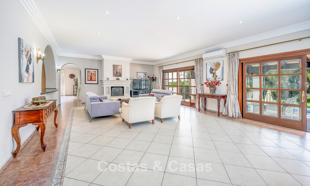 Villa de luxe de style andalou entourée de verdure sur un grand terrain à Marbella - Estepona 56312