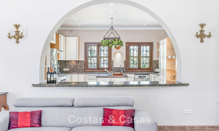 Villa de luxe de style andalou entourée de verdure sur un grand terrain à Marbella - Estepona 56313 
