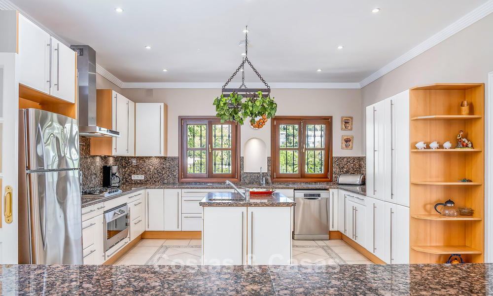 Villa de luxe de style andalou entourée de verdure sur un grand terrain à Marbella - Estepona 56314