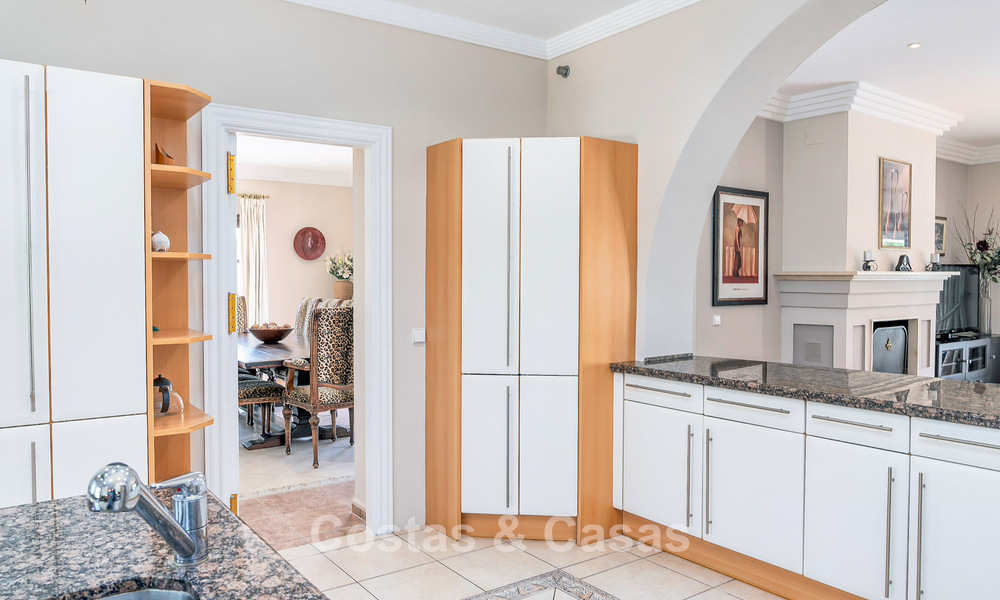 Villa de luxe de style andalou entourée de verdure sur un grand terrain à Marbella - Estepona 56316