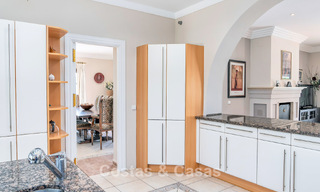 Villa de luxe de style andalou entourée de verdure sur un grand terrain à Marbella - Estepona 56316 