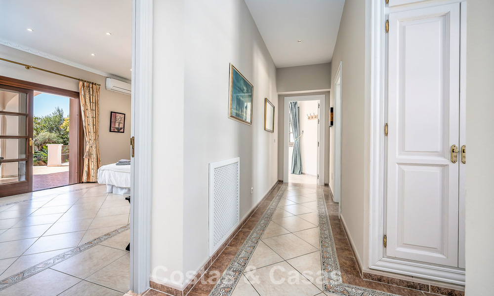 Villa de luxe de style andalou entourée de verdure sur un grand terrain à Marbella - Estepona 56318