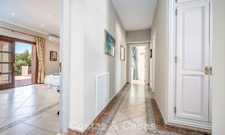 Villa de luxe de style andalou entourée de verdure sur un grand terrain à Marbella - Estepona 56318 
