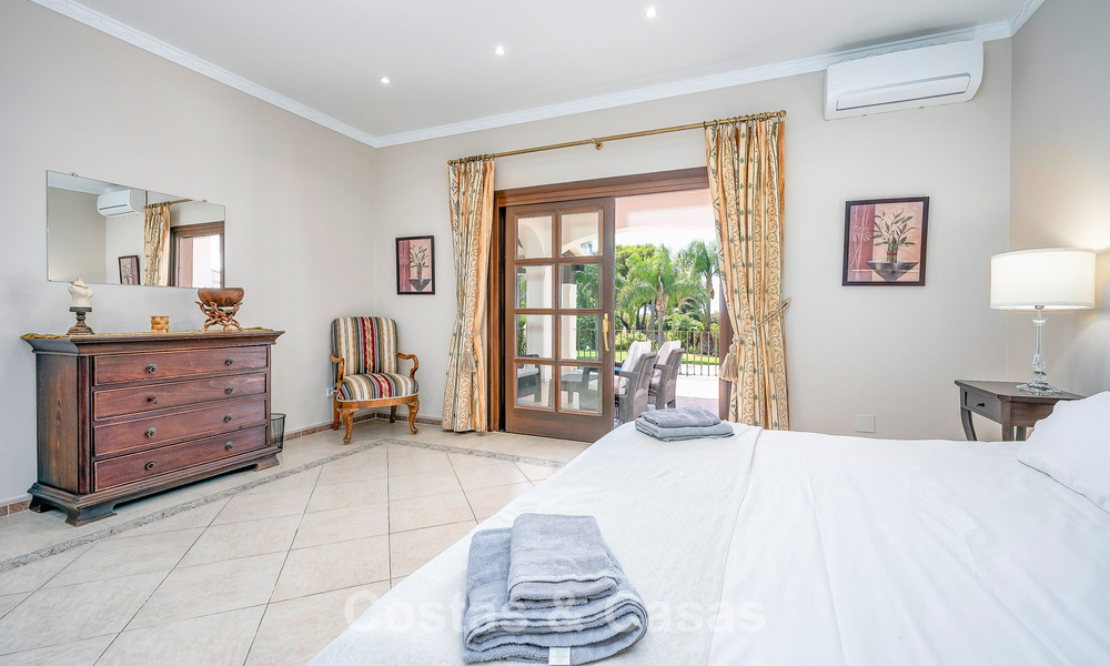 Villa de luxe de style andalou entourée de verdure sur un grand terrain à Marbella - Estepona 56320