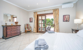 Villa de luxe de style andalou entourée de verdure sur un grand terrain à Marbella - Estepona 56320 
