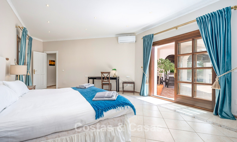 Villa de luxe de style andalou entourée de verdure sur un grand terrain à Marbella - Estepona 56322