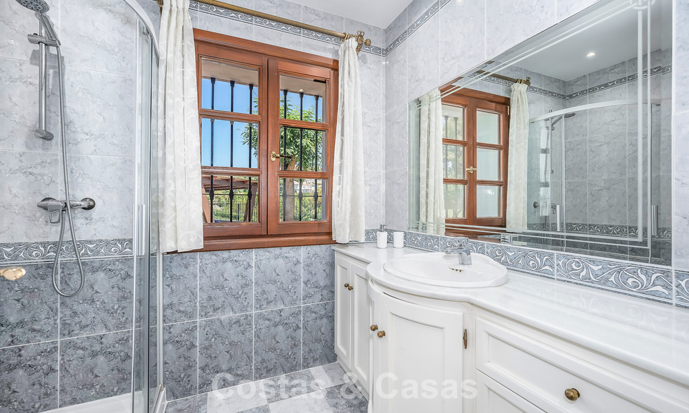 Villa de luxe de style andalou entourée de verdure sur un grand terrain à Marbella - Estepona 56324