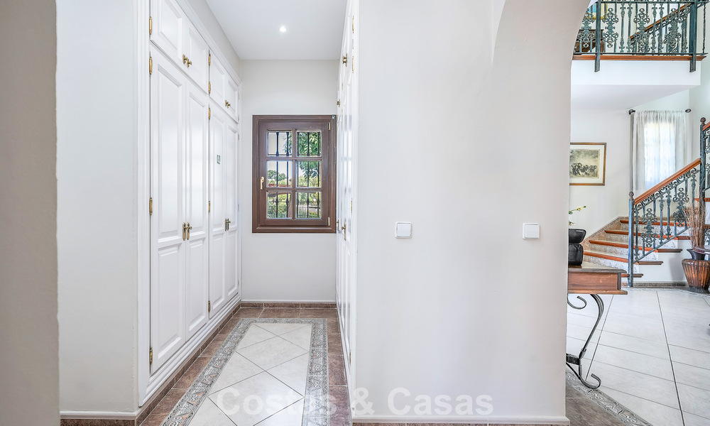 Villa de luxe de style andalou entourée de verdure sur un grand terrain à Marbella - Estepona 56325