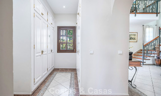 Villa de luxe de style andalou entourée de verdure sur un grand terrain à Marbella - Estepona 56325 