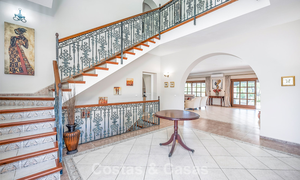 Villa de luxe de style andalou entourée de verdure sur un grand terrain à Marbella - Estepona 56326