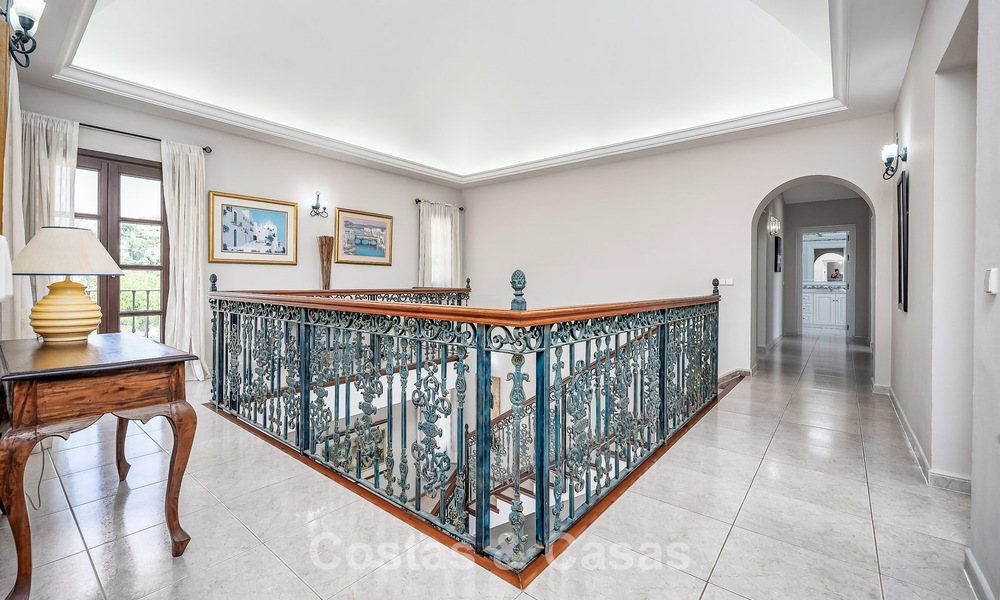 Villa de luxe de style andalou entourée de verdure sur un grand terrain à Marbella - Estepona 56327
