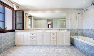 Villa de luxe de style andalou entourée de verdure sur un grand terrain à Marbella - Estepona 56335 