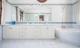 Villa de luxe de style andalou entourée de verdure sur un grand terrain à Marbella - Estepona 56340 