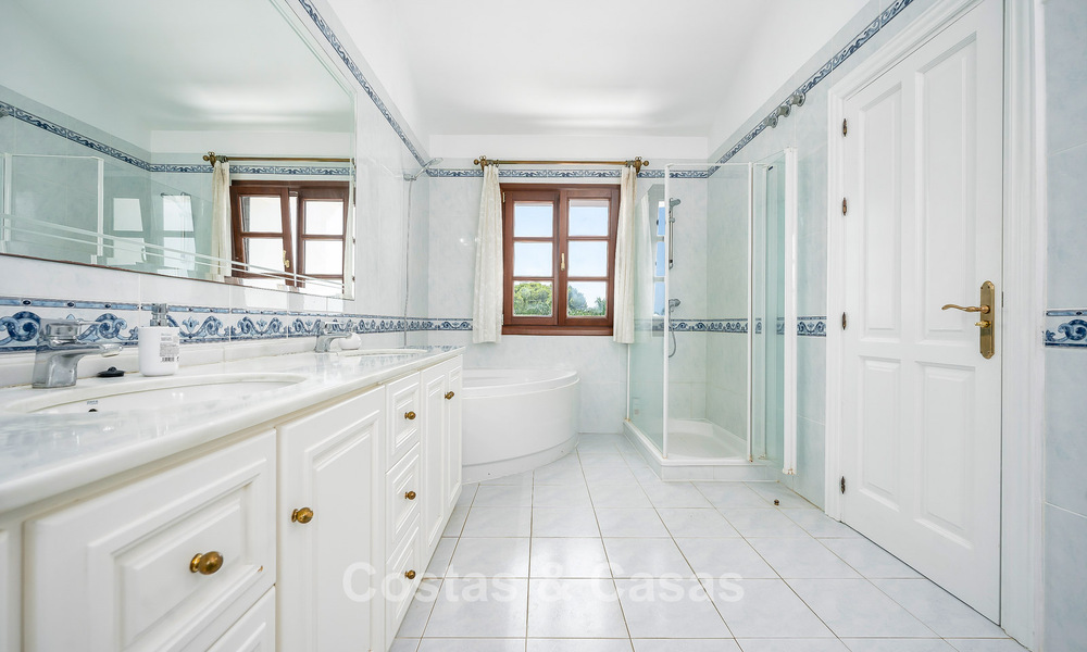 Villa de luxe de style andalou entourée de verdure sur un grand terrain à Marbella - Estepona 56341