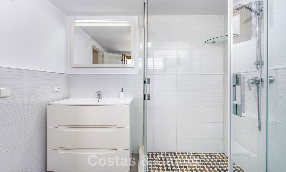 Villa de luxe de style andalou entourée de verdure sur un grand terrain à Marbella - Estepona 56344