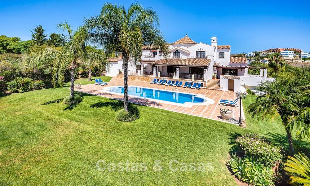 Villa de luxe de style andalou entourée de verdure sur un grand terrain à Marbella - Estepona 56347