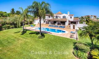 Villa de luxe de style andalou entourée de verdure sur un grand terrain à Marbella - Estepona 56347 