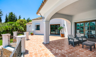 Villa de luxe de style andalou entourée de verdure sur un grand terrain à Marbella - Estepona 56348 
