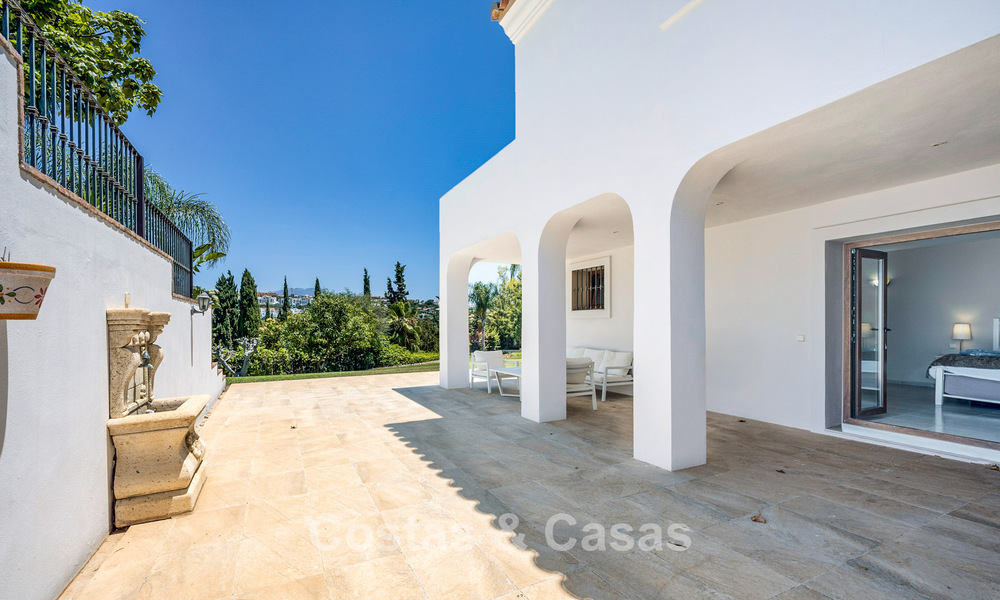 Villa de luxe de style andalou entourée de verdure sur un grand terrain à Marbella - Estepona 56349