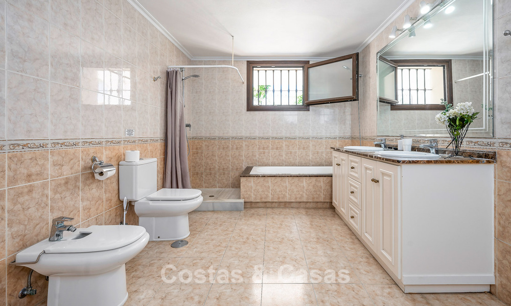 Villa de luxe de style andalou entourée de verdure sur un grand terrain à Marbella - Estepona 56353