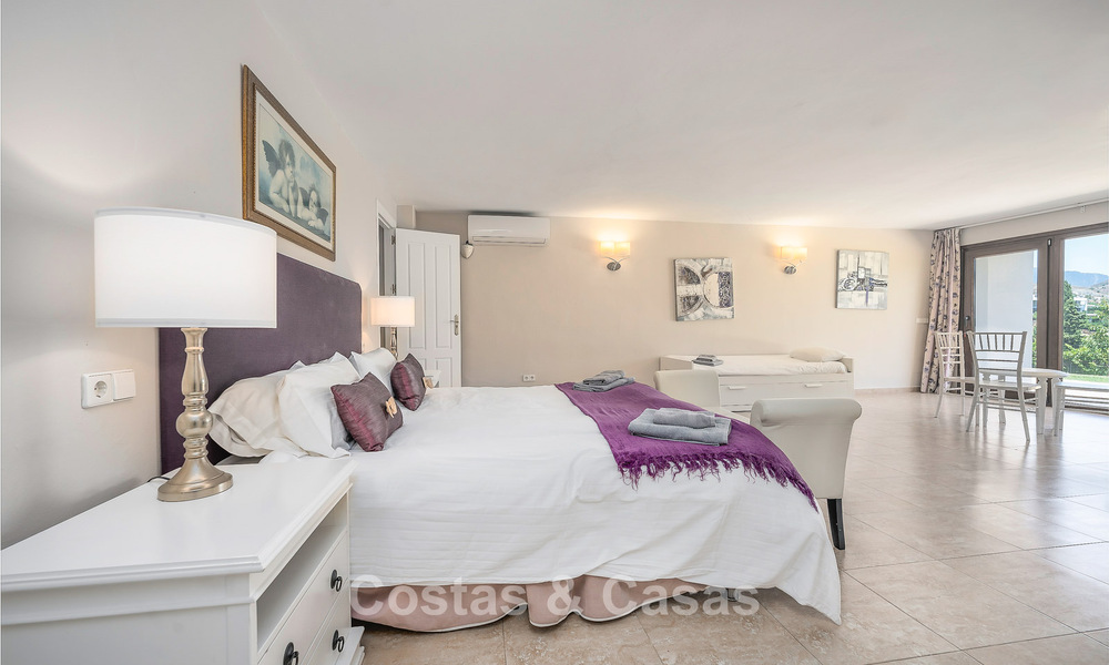 Villa de luxe de style andalou entourée de verdure sur un grand terrain à Marbella - Estepona 56354