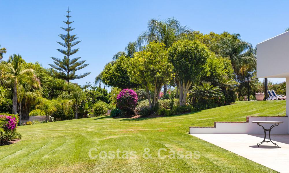 Villa de luxe de style andalou entourée de verdure sur un grand terrain à Marbella - Estepona 56358
