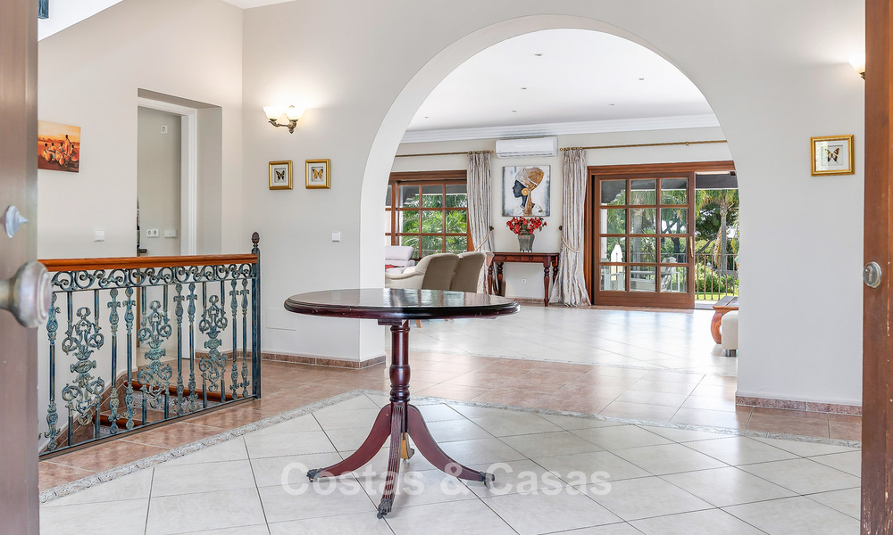 Villa de luxe de style andalou entourée de verdure sur un grand terrain à Marbella - Estepona 56360