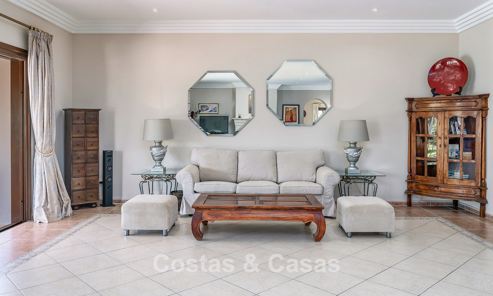 Villa de luxe de style andalou entourée de verdure sur un grand terrain à Marbella - Estepona 56362