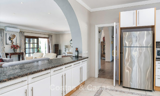 Villa de luxe de style andalou entourée de verdure sur un grand terrain à Marbella - Estepona 56363 