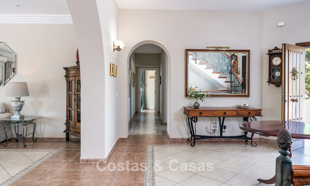 Villa de luxe de style andalou entourée de verdure sur un grand terrain à Marbella - Estepona 56365