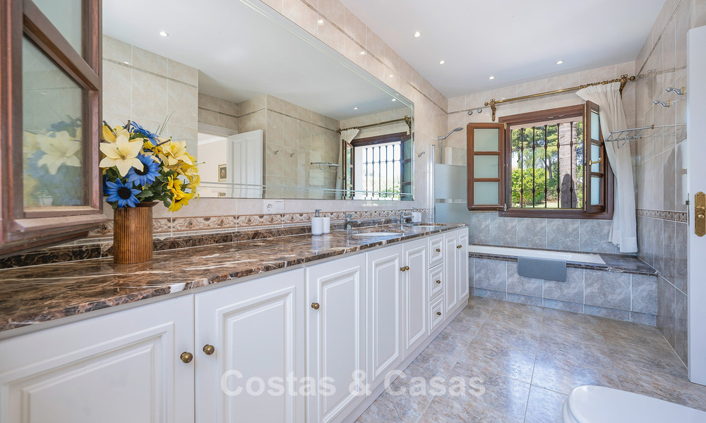 Villa de luxe de style andalou entourée de verdure sur un grand terrain à Marbella - Estepona 56367