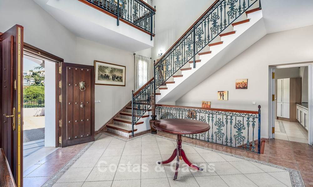 Villa de luxe de style andalou entourée de verdure sur un grand terrain à Marbella - Estepona 56368
