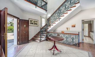 Villa de luxe de style andalou entourée de verdure sur un grand terrain à Marbella - Estepona 56368 