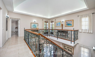 Villa de luxe de style andalou entourée de verdure sur un grand terrain à Marbella - Estepona 56369 