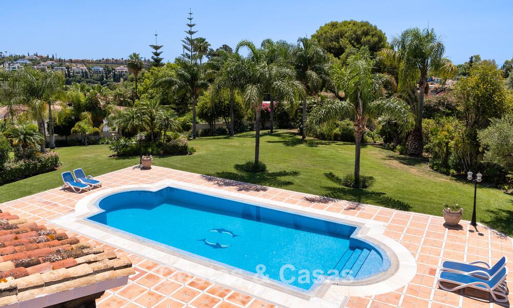 Villa de luxe de style andalou entourée de verdure sur un grand terrain à Marbella - Estepona 56371