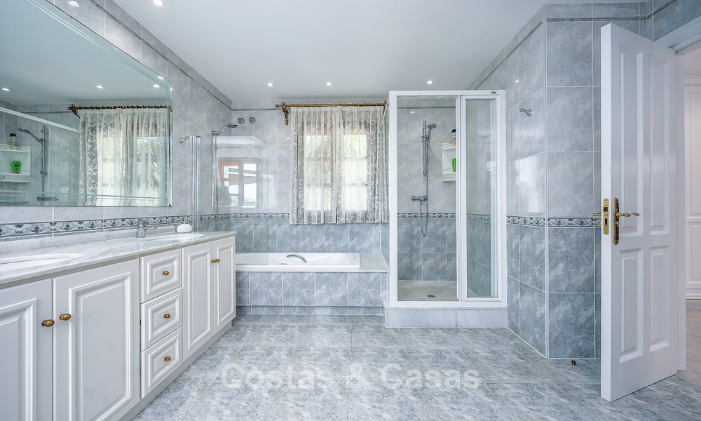 Villa de luxe de style andalou entourée de verdure sur un grand terrain à Marbella - Estepona 56373