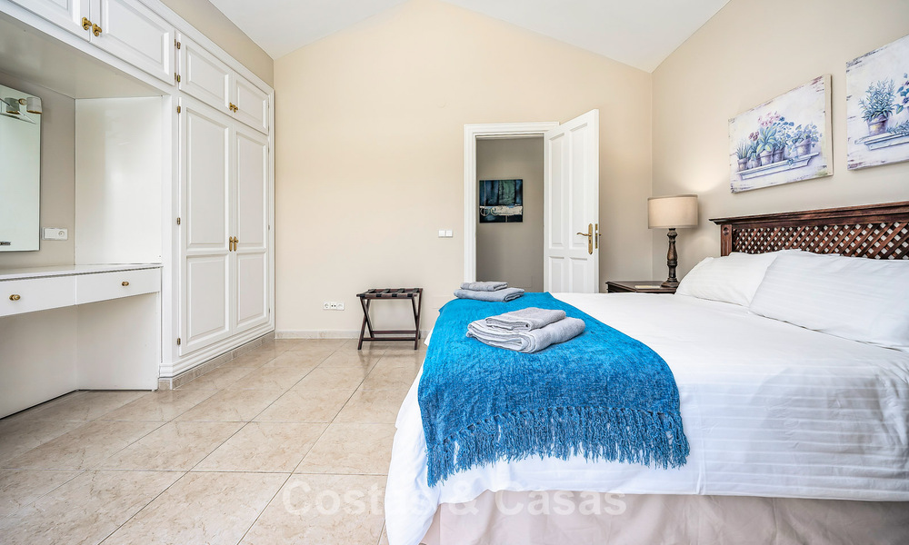 Villa de luxe de style andalou entourée de verdure sur un grand terrain à Marbella - Estepona 56375