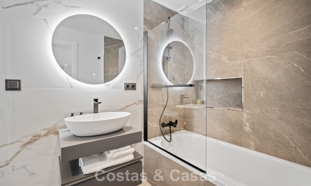 Maison mitoyenne rénovée dans un complexe fermé, en bordure du golf Aloha, à distance de marche du clubhouse à Nueva Andalucia, Marbella 56575