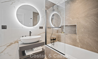 Maison mitoyenne rénovée dans un complexe fermé, en bordure du golf Aloha, à distance de marche du clubhouse à Nueva Andalucia, Marbella 56575 