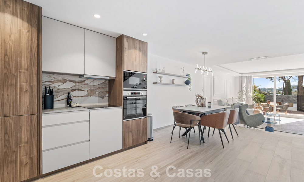 Maison mitoyenne rénovée dans un complexe fermé, en bordure du golf Aloha, à distance de marche du clubhouse à Nueva Andalucia, Marbella 56577