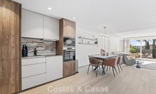 Maison mitoyenne rénovée dans un complexe fermé, en bordure du golf Aloha, à distance de marche du clubhouse à Nueva Andalucia, Marbella 56577 