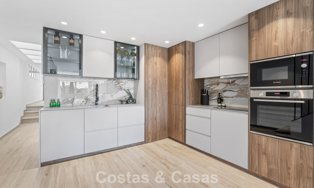 Maison mitoyenne rénovée dans un complexe fermé, en bordure du golf Aloha, à distance de marche du clubhouse à Nueva Andalucia, Marbella 56578