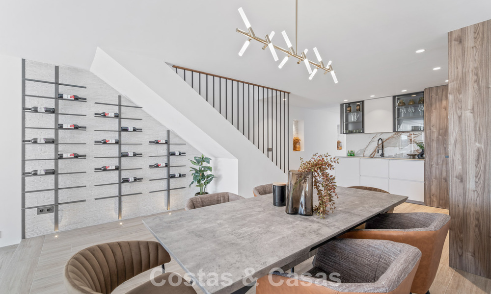 Maison mitoyenne rénovée dans un complexe fermé, en bordure du golf Aloha, à distance de marche du clubhouse à Nueva Andalucia, Marbella 56580