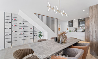Maison mitoyenne rénovée dans un complexe fermé, en bordure du golf Aloha, à distance de marche du clubhouse à Nueva Andalucia, Marbella 56580 