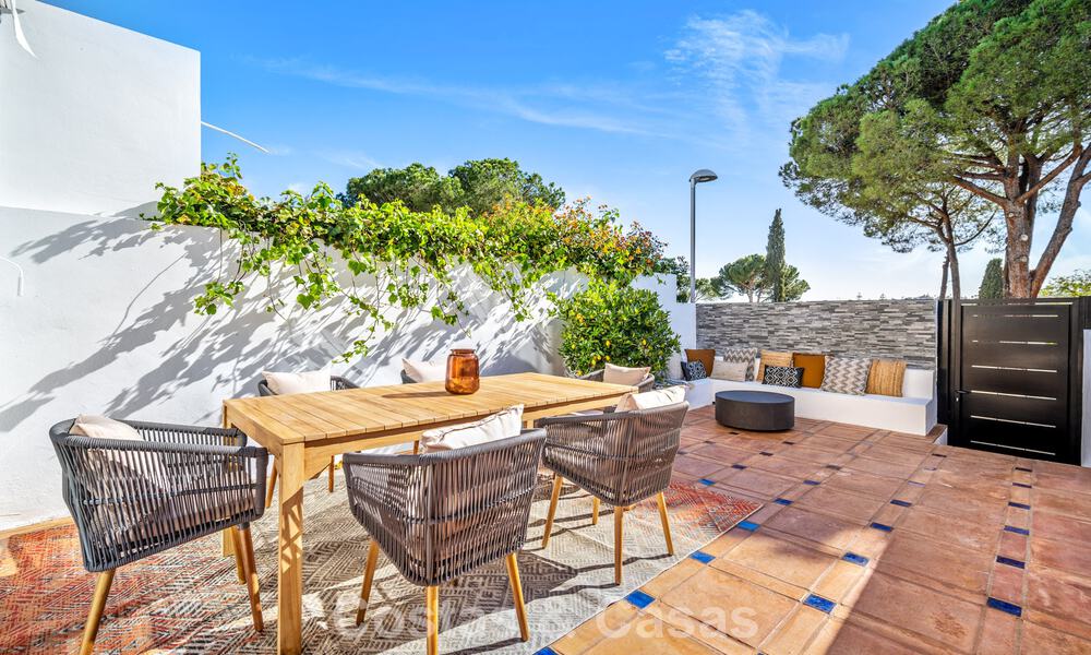 Maison mitoyenne rénovée dans un complexe fermé, en bordure du golf Aloha, à distance de marche du clubhouse à Nueva Andalucia, Marbella 56585