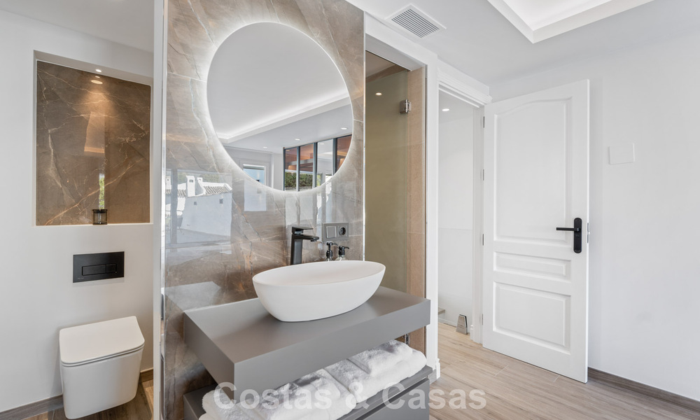 Maison mitoyenne rénovée dans un complexe fermé, en bordure du golf Aloha, à distance de marche du clubhouse à Nueva Andalucia, Marbella 56593