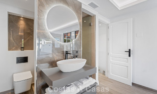 Maison mitoyenne rénovée dans un complexe fermé, en bordure du golf Aloha, à distance de marche du clubhouse à Nueva Andalucia, Marbella 56593 