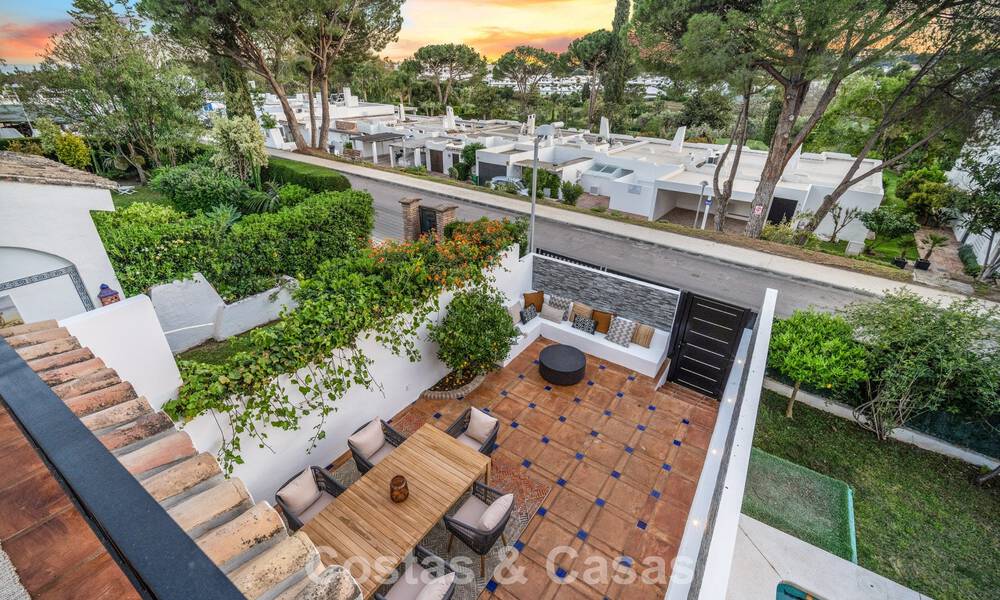 Maison mitoyenne rénovée dans un complexe fermé, en bordure du golf Aloha, à distance de marche du clubhouse à Nueva Andalucia, Marbella 56605